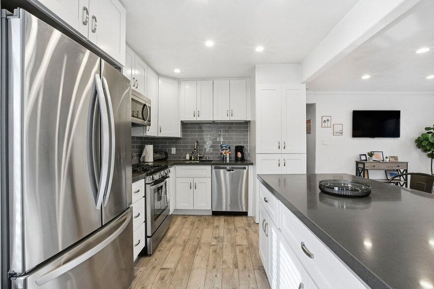 Building Photo - 2154 Oliver Ave