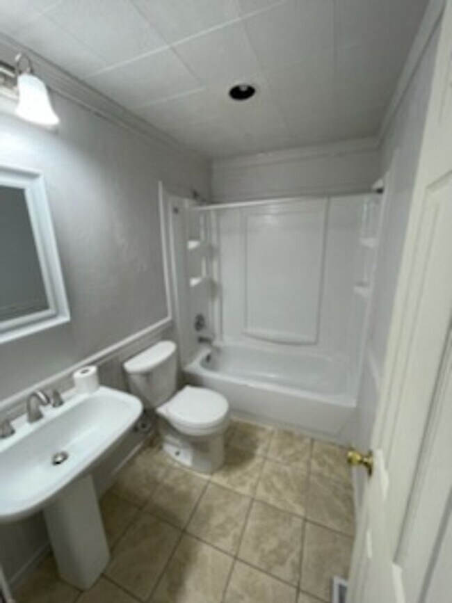 Building Photo - Large 4 Bedroom 2 Bathroom House for Rent