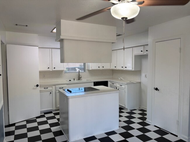 Building Photo - 12302 Wrenthorpe Dr