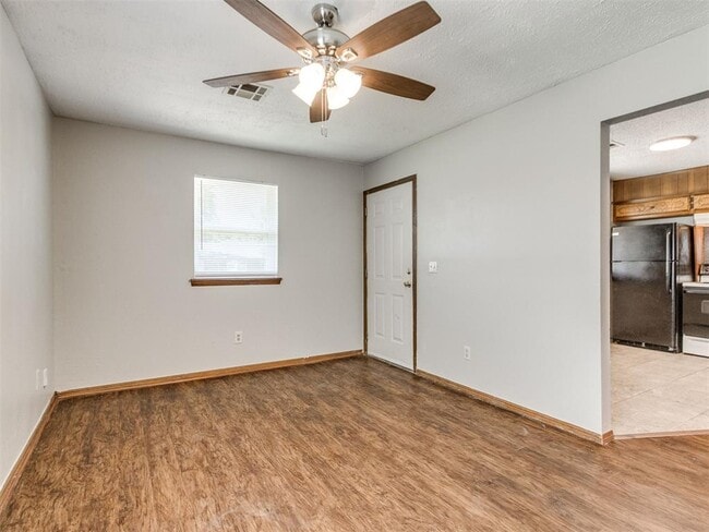 Building Photo - 821 Russell Cir