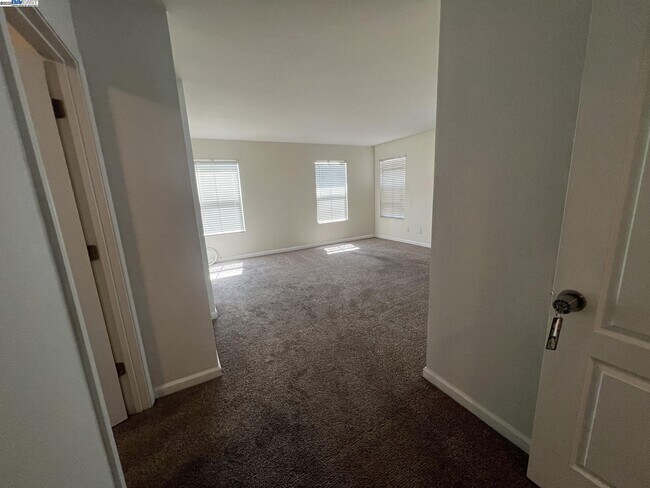 Building Photo - 3127 Puffin Cir