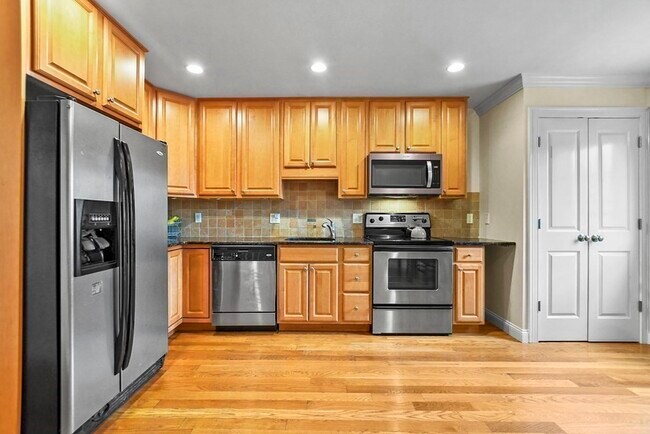 Building Photo - 224 Robbins St