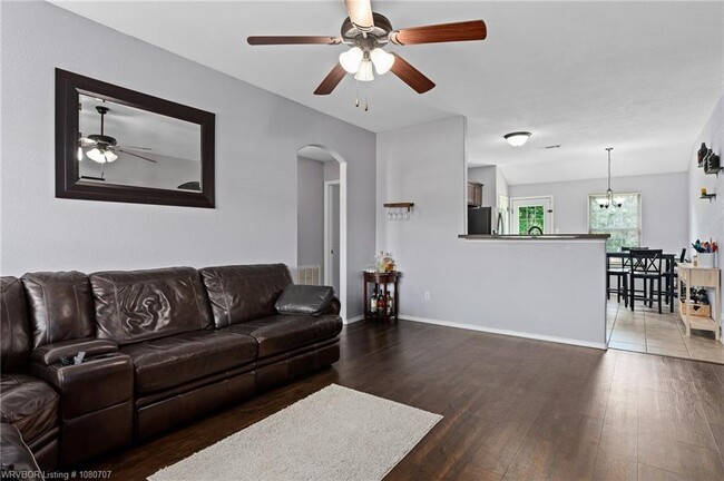 Building Photo - 2409 Crestview Ln