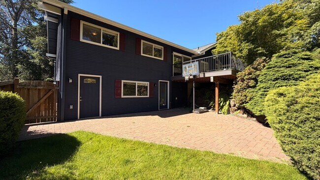 Building Photo - Spacious 4BR Bellevue Home with A/C, Office & Private Yard Near Microsoft