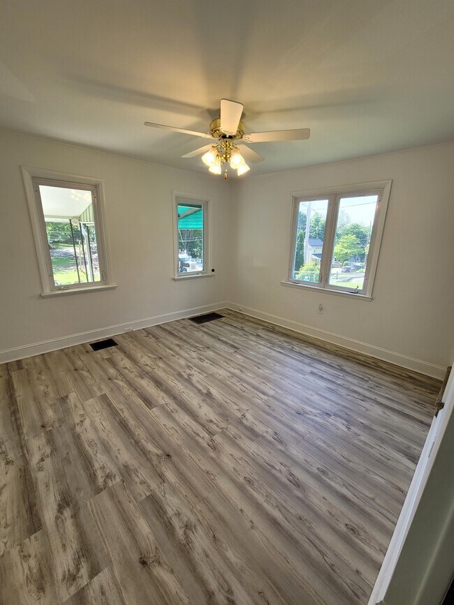 Building Photo - 927 Mt Pleasant Ave