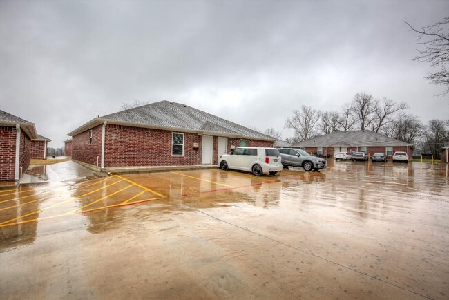 Primary Photo - 800 Sycamore St