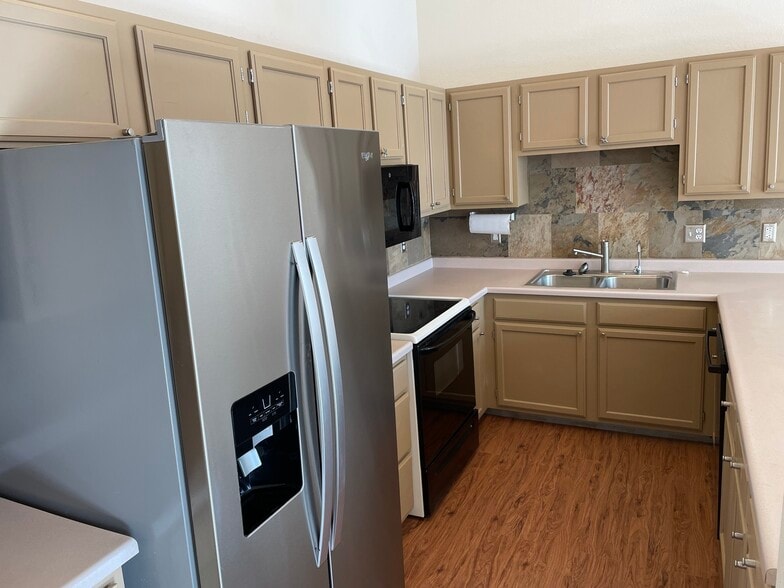 Main floor kitchen - 535 Canyon View Drive