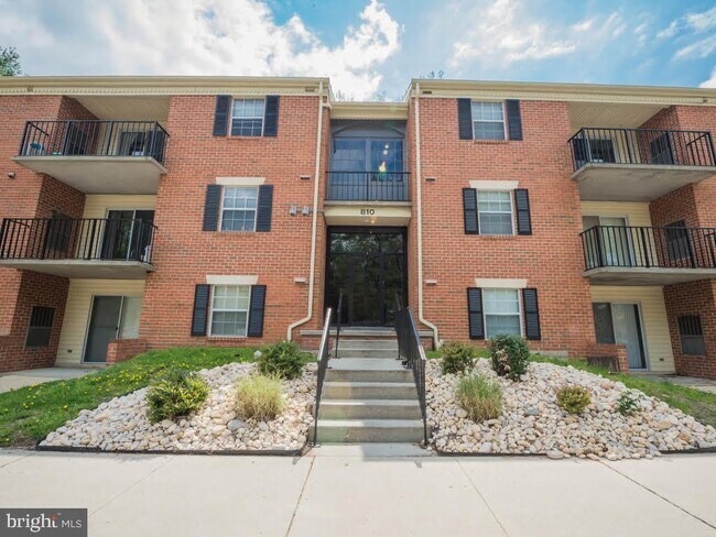 Building Photo - 810 College Ln