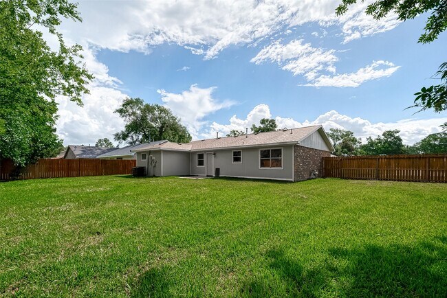 Building Photo - 8619 Valley Meadow Dr