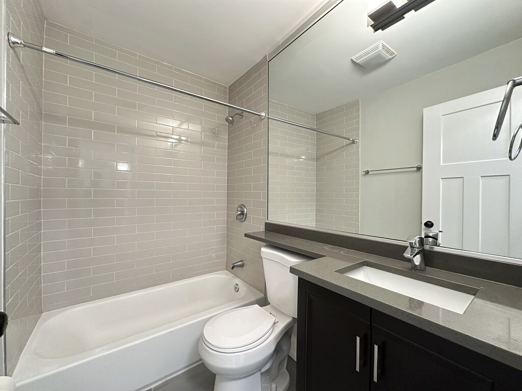 Building Photo - 533 W Surf St