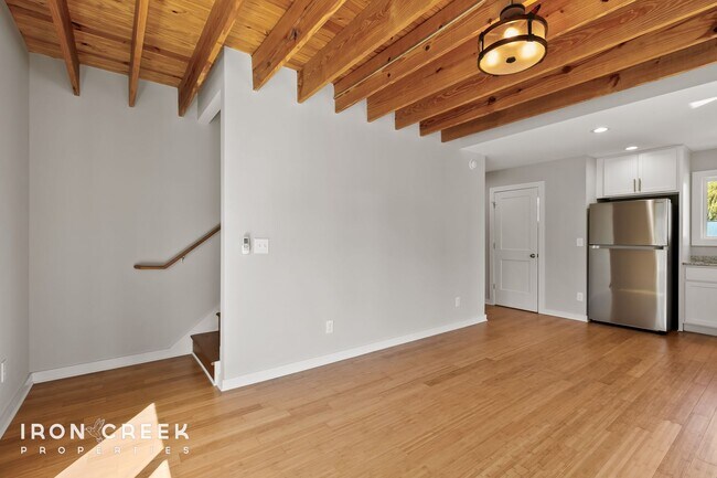 Building Photo - Beautiful Two-Bedroom Compact Cottage in S...