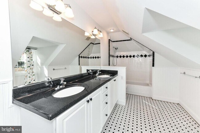 Building Photo - 3061 N Oakland St