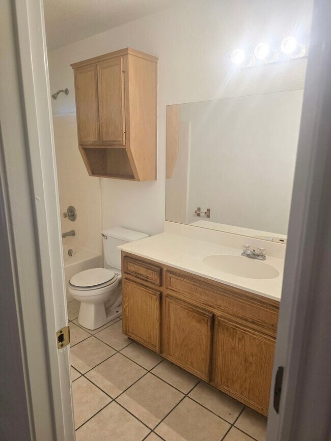 Building Photo - 1602 Van Zanten Dr