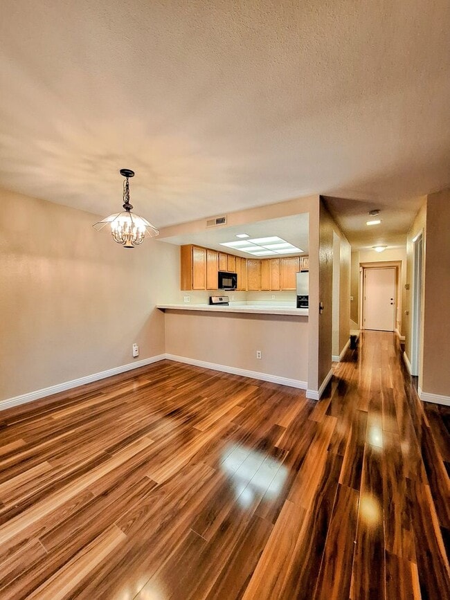 Building Photo - Large 2-story 2 Bedroom Townhouse w/Garage...