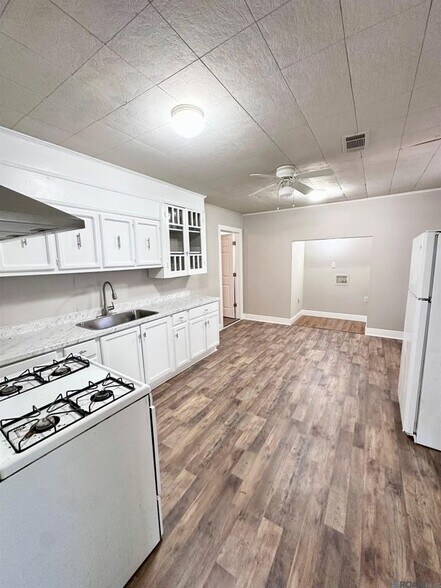 Building Photo - 3835 Sherwood St