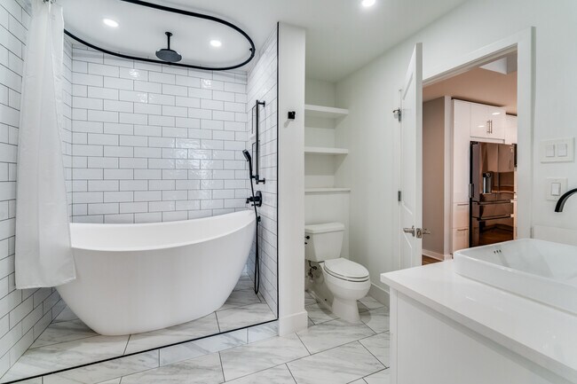 gorgeous soaking tub - 360 Nueces St