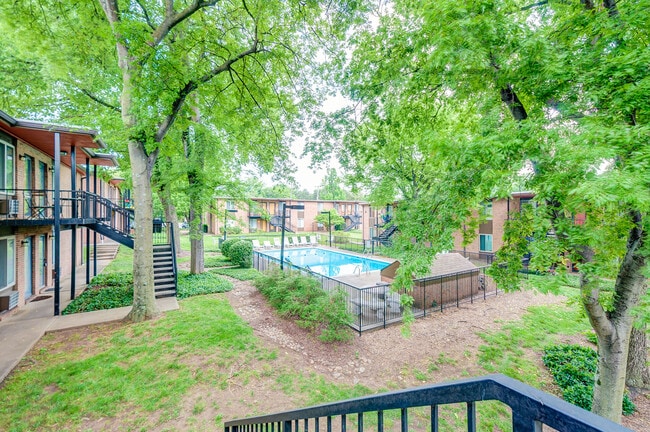 Building Photo - 3600 Hillsboro Pike