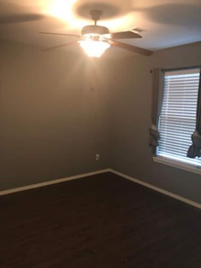 Building Photo - Very nice 2 bed 1 bath home, Dining room, Porch and Back Patio and Storage Bldg