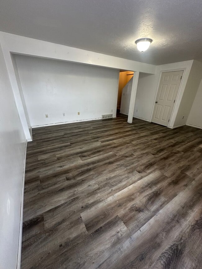 Building Photo - BEAUIFUL TOWNHOME!!!