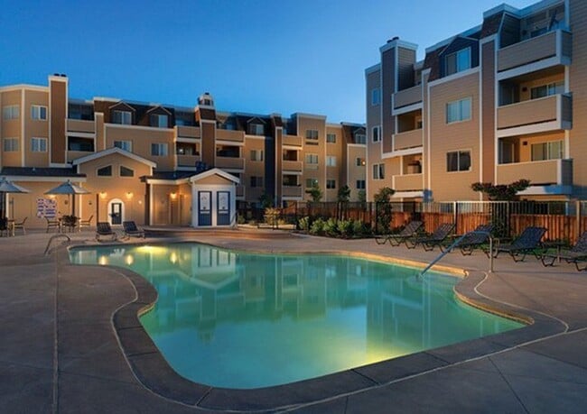 Building Photo - Top Floor Sweet and Spacious studio with resort style amenities and In-Unit Washer & Dryer!