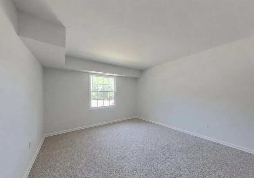 Building Photo - 5821 Rexford Dr