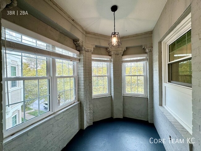 Building Photo - Gorgeous 3 Bedroom in Heart of West Plaza