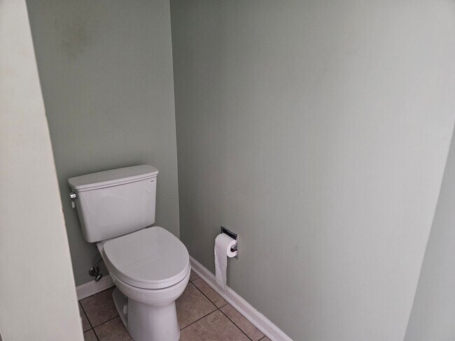 Building Photo - Knoxville 37934 - 4 bedroom, 2.5 bath - call Karen Robertson 865-454-7626