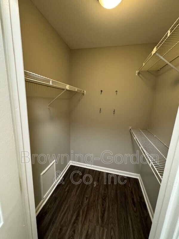 Building Photo - 215 Hillsboro Pl