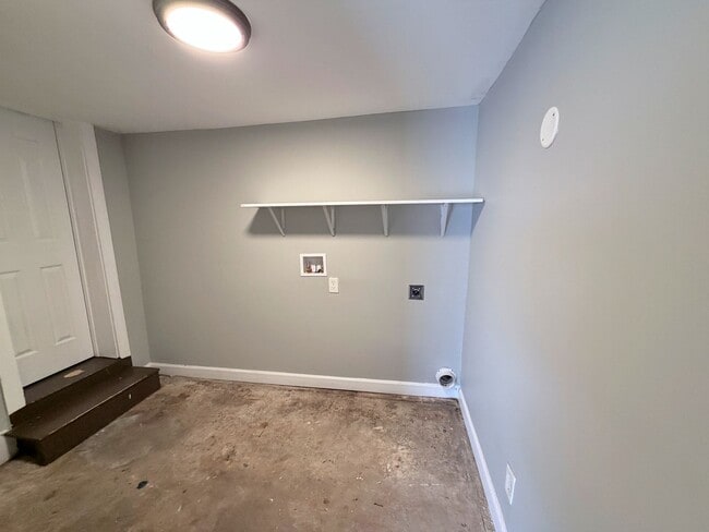 Building Photo - Cozy 3 Bedroom Home Ready for Move In!!