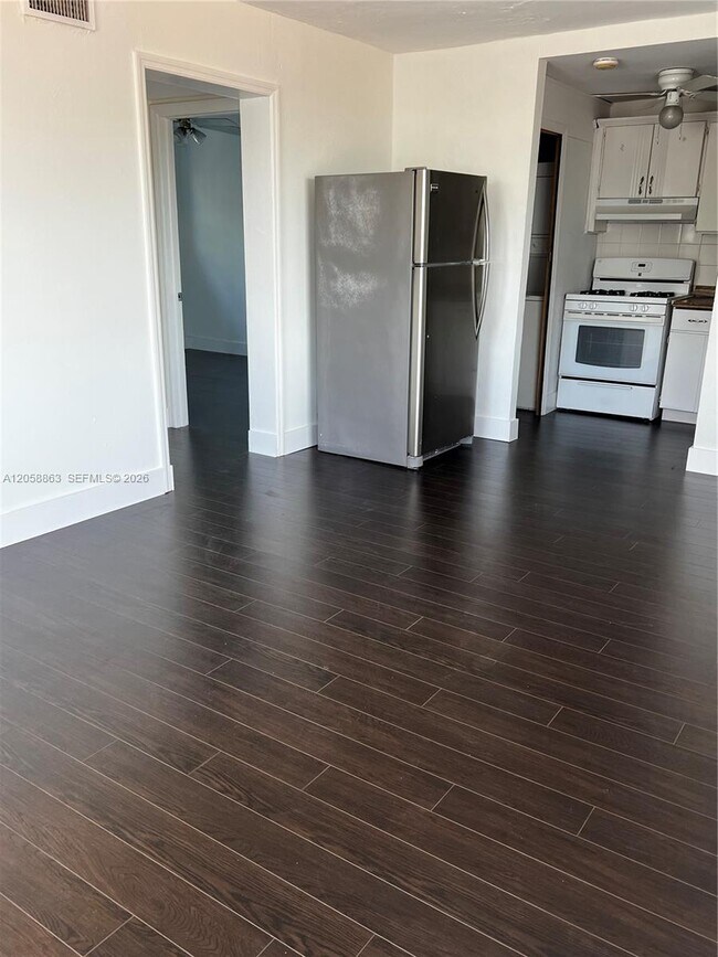 Building Photo - 107 SW 18th Ct
