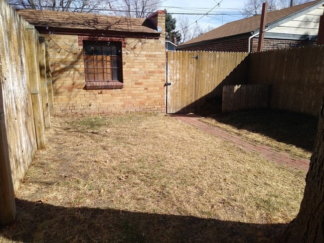 Building Photo - Alamo Placita Adorable 3 Bed 2 Bath Bungalow w/ CACH, Garage, Fenced Yard & More