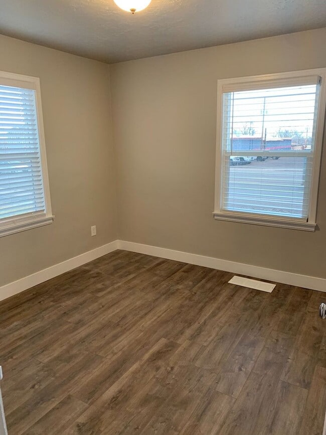 Building Photo - 2 bedroom, 1 bathroom Single Family Home