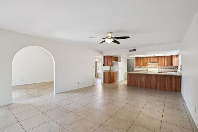 Building Photo - 2213 S Saratoga