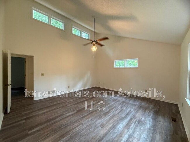 Building Photo - 327 Winding Way Ln