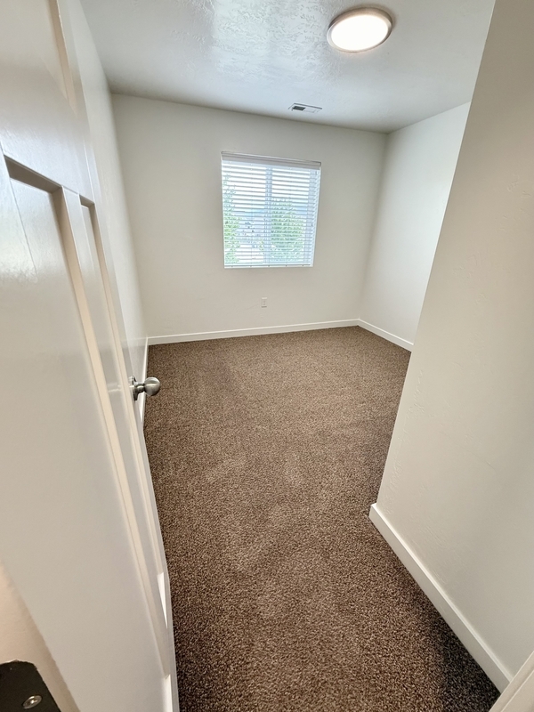 Building Photo - 676 E 550 S