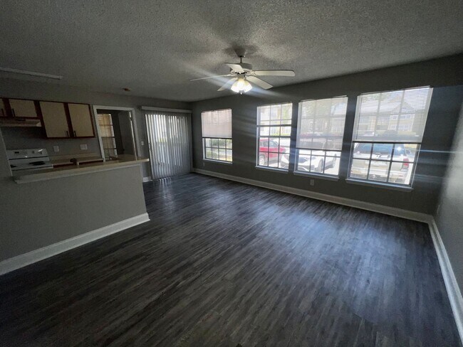 Building Photo - Remodeled 1st floor 2/2 Tradewinds Condo i...