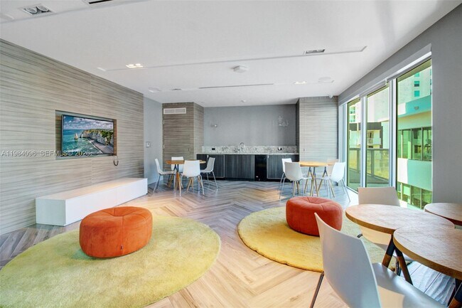 Building Photo - 1600 SW 1st Ave