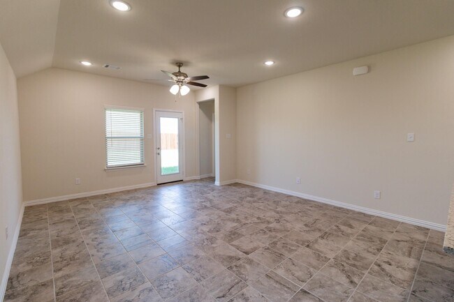 Building Photo - 572 Ruthye Ln