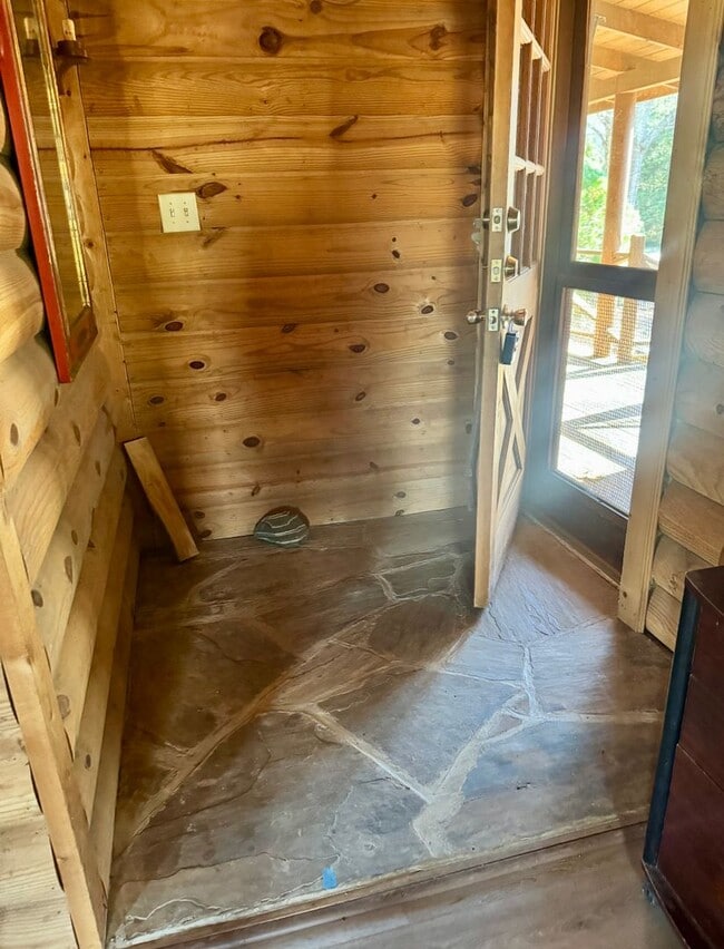 Building Photo - Log Cabin in Oconee on a 1.357 acre neighborhood wooded lot!