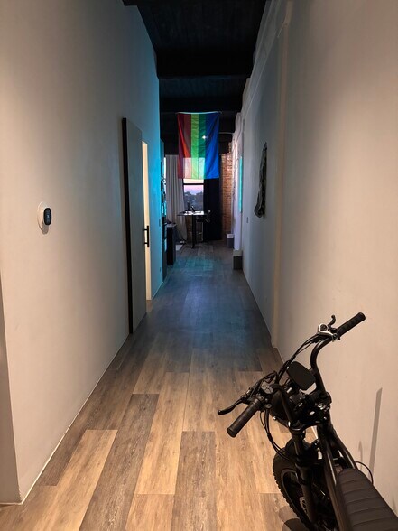Oversized Entry Way 14ft Celings - 3323 N Paulina St
