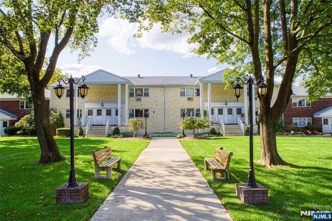 Building Photo - 132 Regency Park