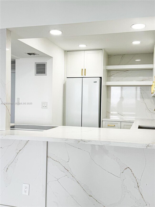 Building Photo - 3140 S Ocean Dr