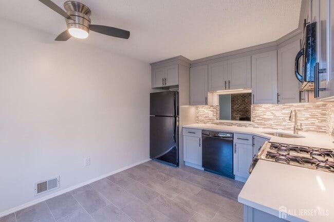 Building Photo - 1101 Doolittle Dr