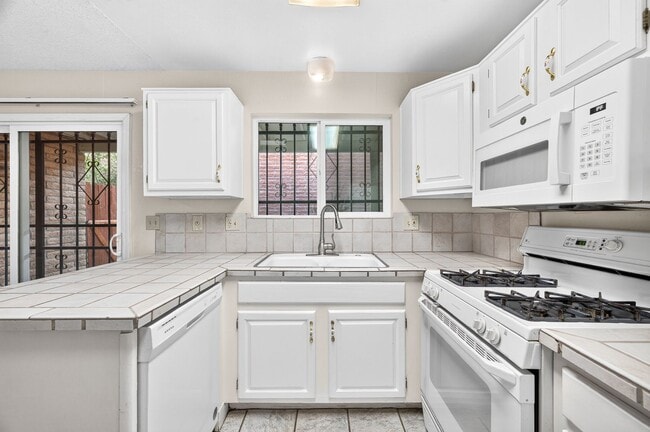 Building Photo - 510 W Cll Lago