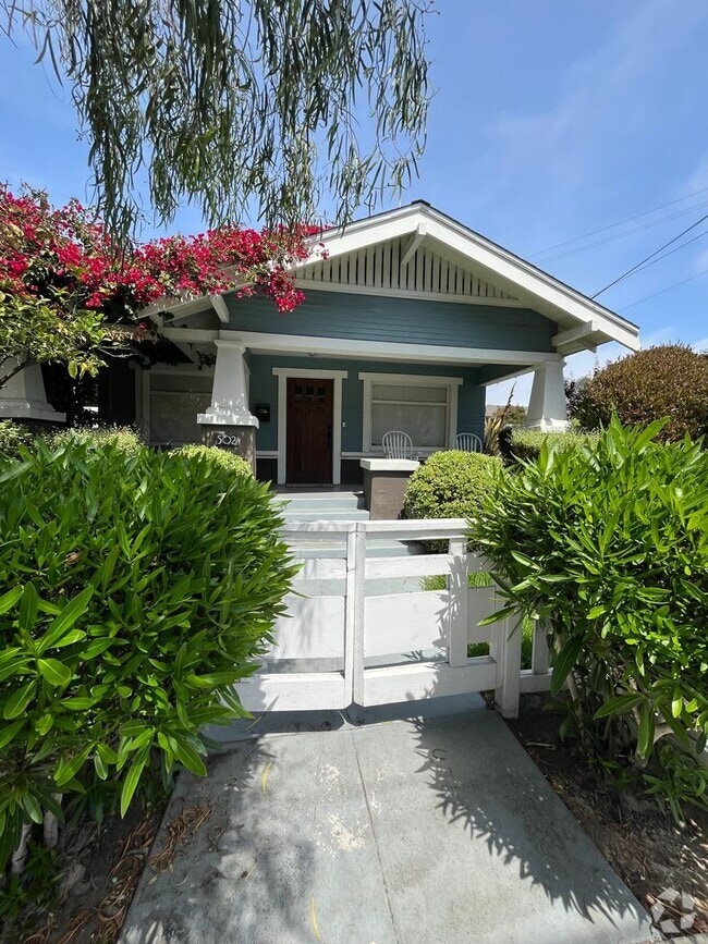 Building Photo - House: 2 Bedroom with Den , 2 Bath and pri...