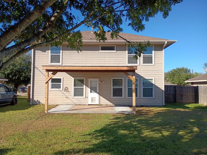 Building Photo - 711 Mockingbird St