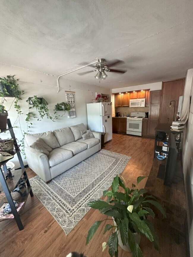 Building Photo - 1BR/1BA Main Level Unit Short Distance to ...