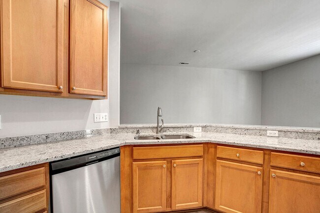 Building Photo - BEAUTIFUL TOWNHOUSE -COMMUNITY POOL-$500 OFF FIRST MONTH'S RENT!!