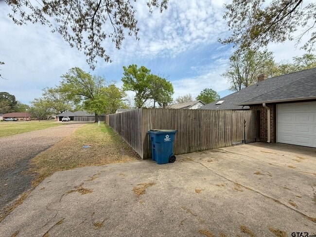 Building Photo - 2304 Deanna Ave