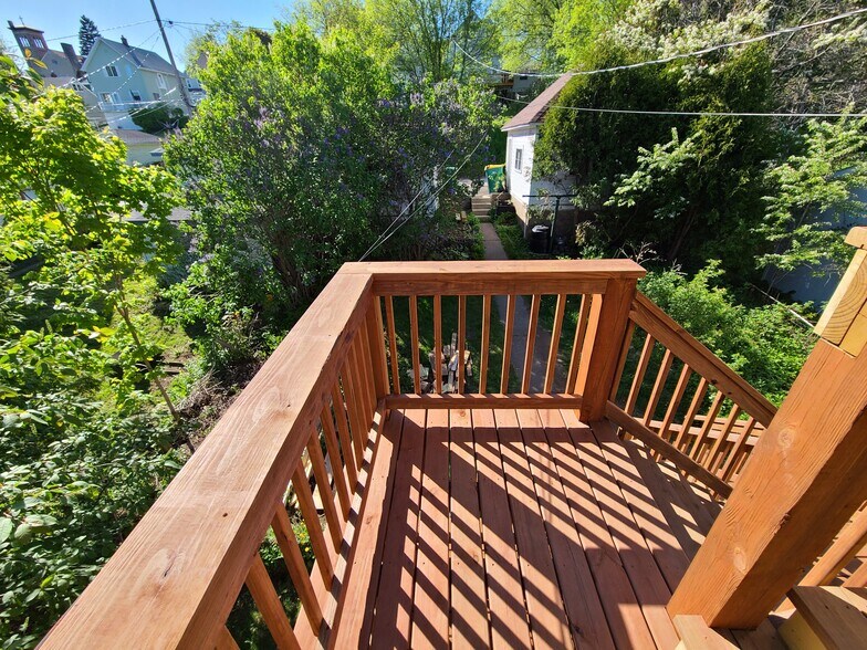 Building Photo - 1127 E 6th St